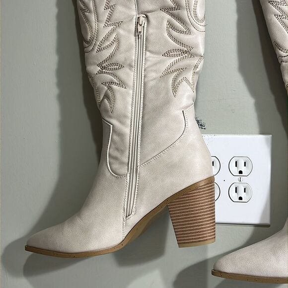 Sexy Size 12 High Heeled Western Boots. Off White/Bone Color. - Picture 7 of 11